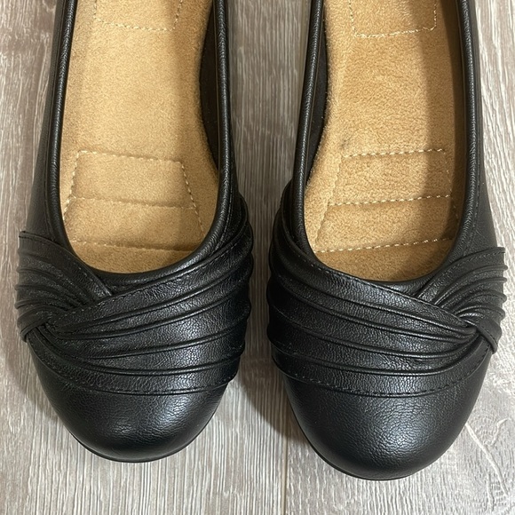 NWOT White Mountain Sable Faux Leather Gathered Ballet Flats 7 - Picture 6 of 14